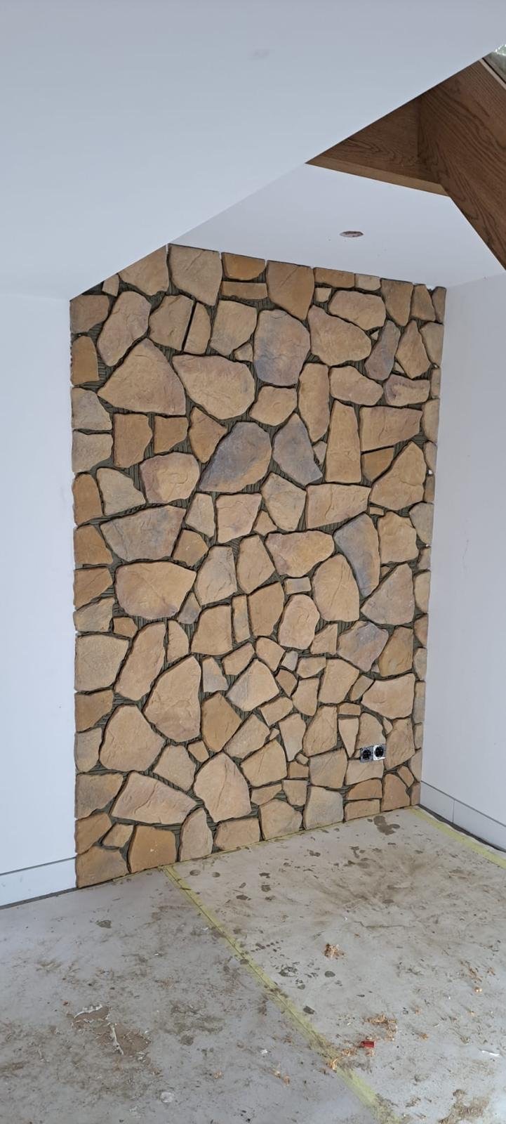 Wand bekleed met natuursteen in een onregelmatig legpatroon
