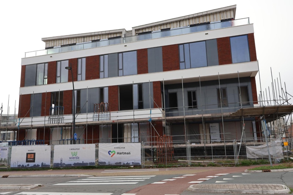 Appartementengebouw in Emmeloord in de steigers, met de eerste vlakken steenstrips en sierpleister