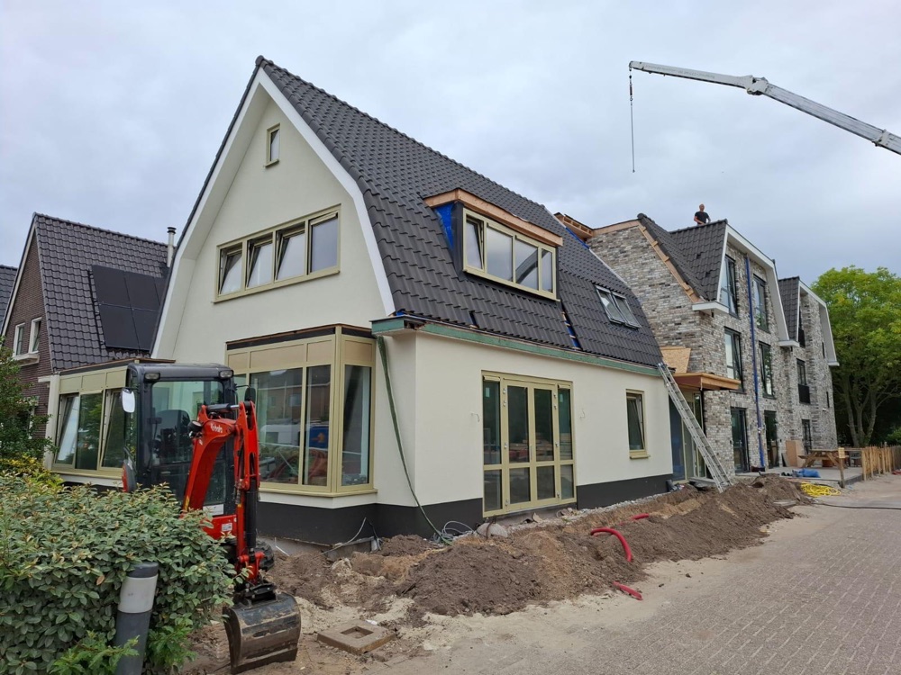 Voorhuis op Texel met witte gevel, terwijl rond de woning nog grondwerk plaatsvindt