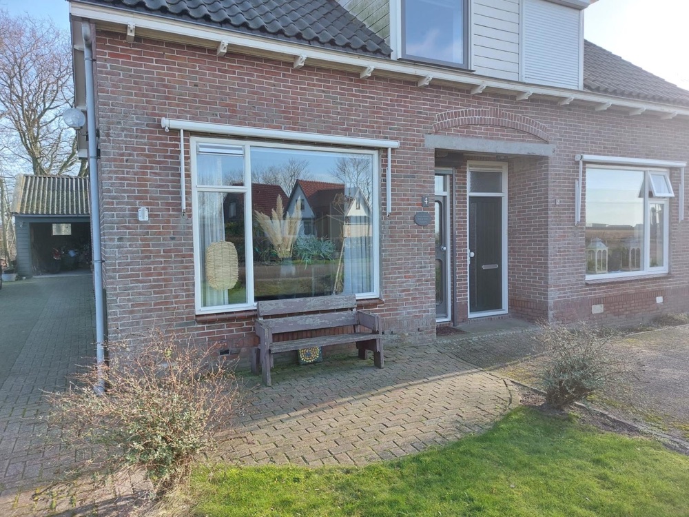 Voorgevel van de woning in Breezand vóór het werk, met het oude kozijn