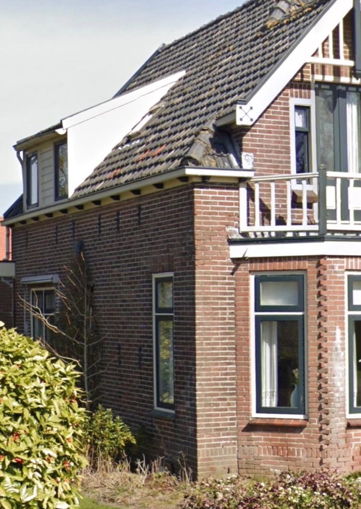 Woning in Spanbroek vóór het werk, met een bakstenen gevel, erker en balkon