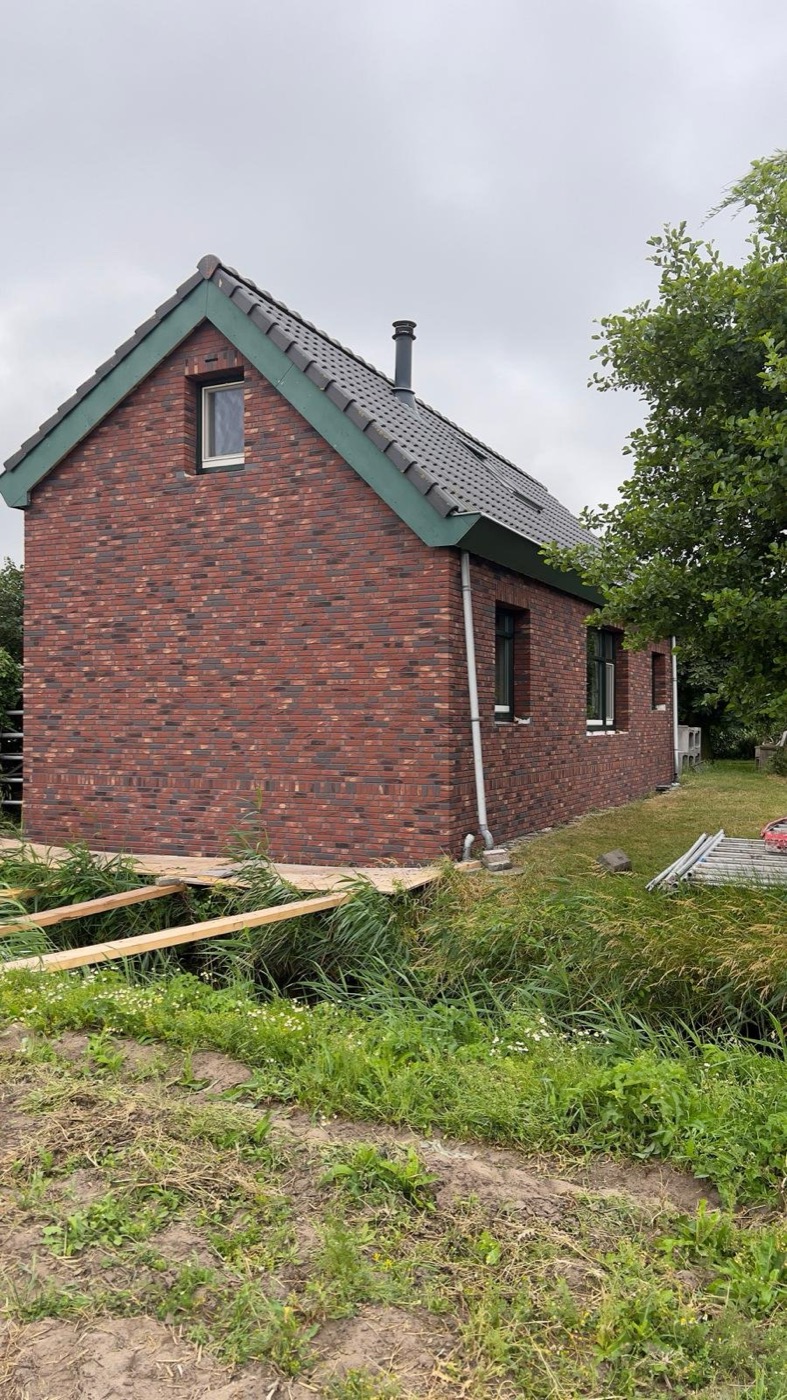 Woonhuis in Callantsoog aan de Noord-Hollandse kust met een gevel van minerale steenstrips
